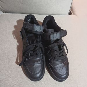 2021 forum low triple black sz 12